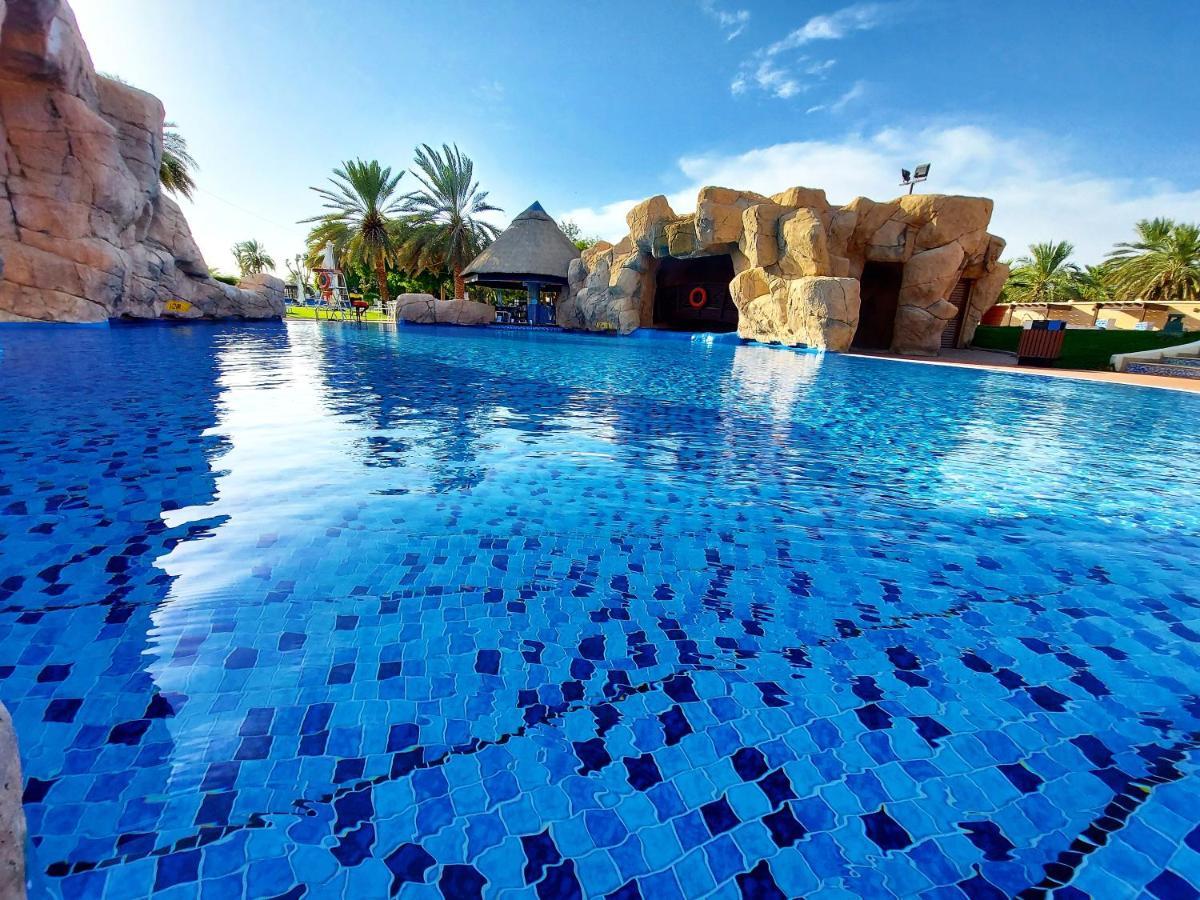 Danat Al Ain Resort Exterior foto The swimming pool at the Atlantis Waterpark