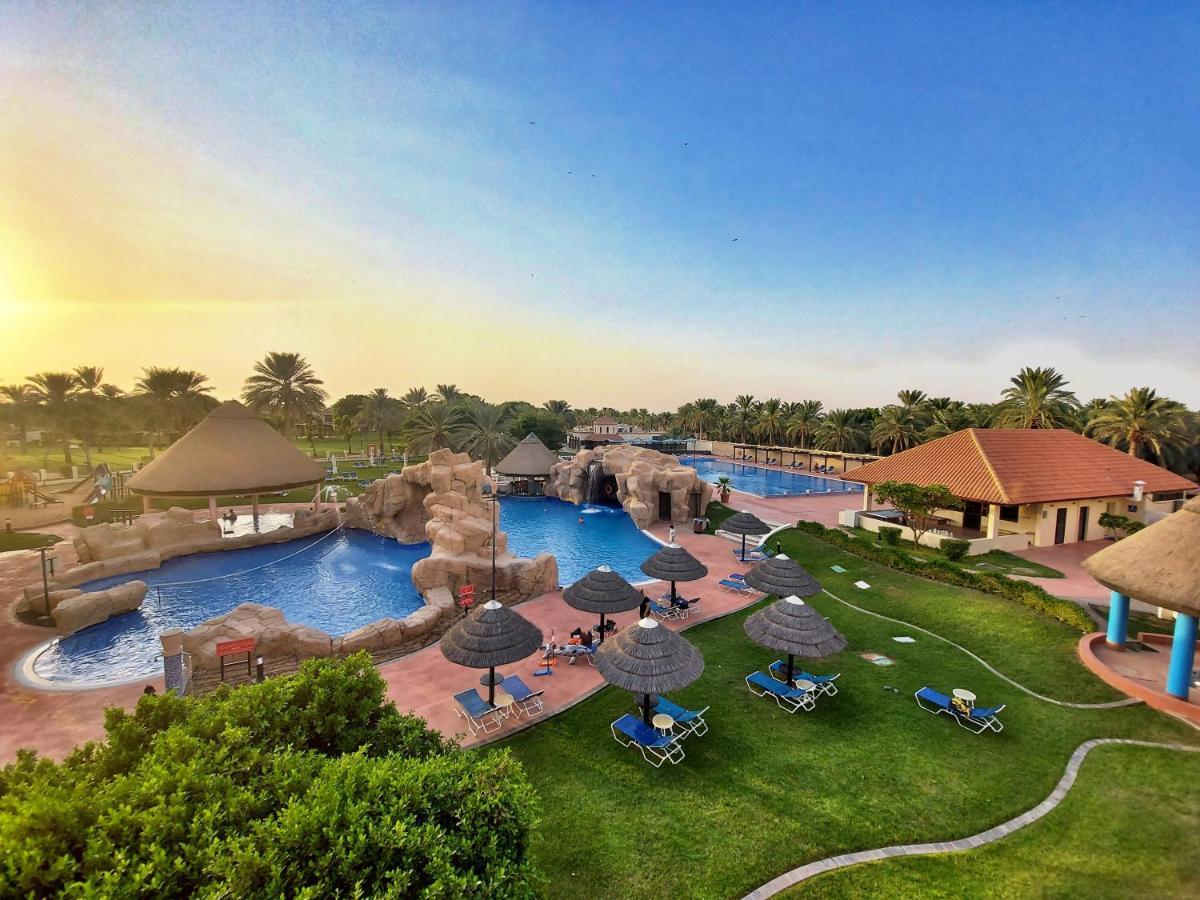 Danat Al Ain Resort Exterior foto The resort's pool area