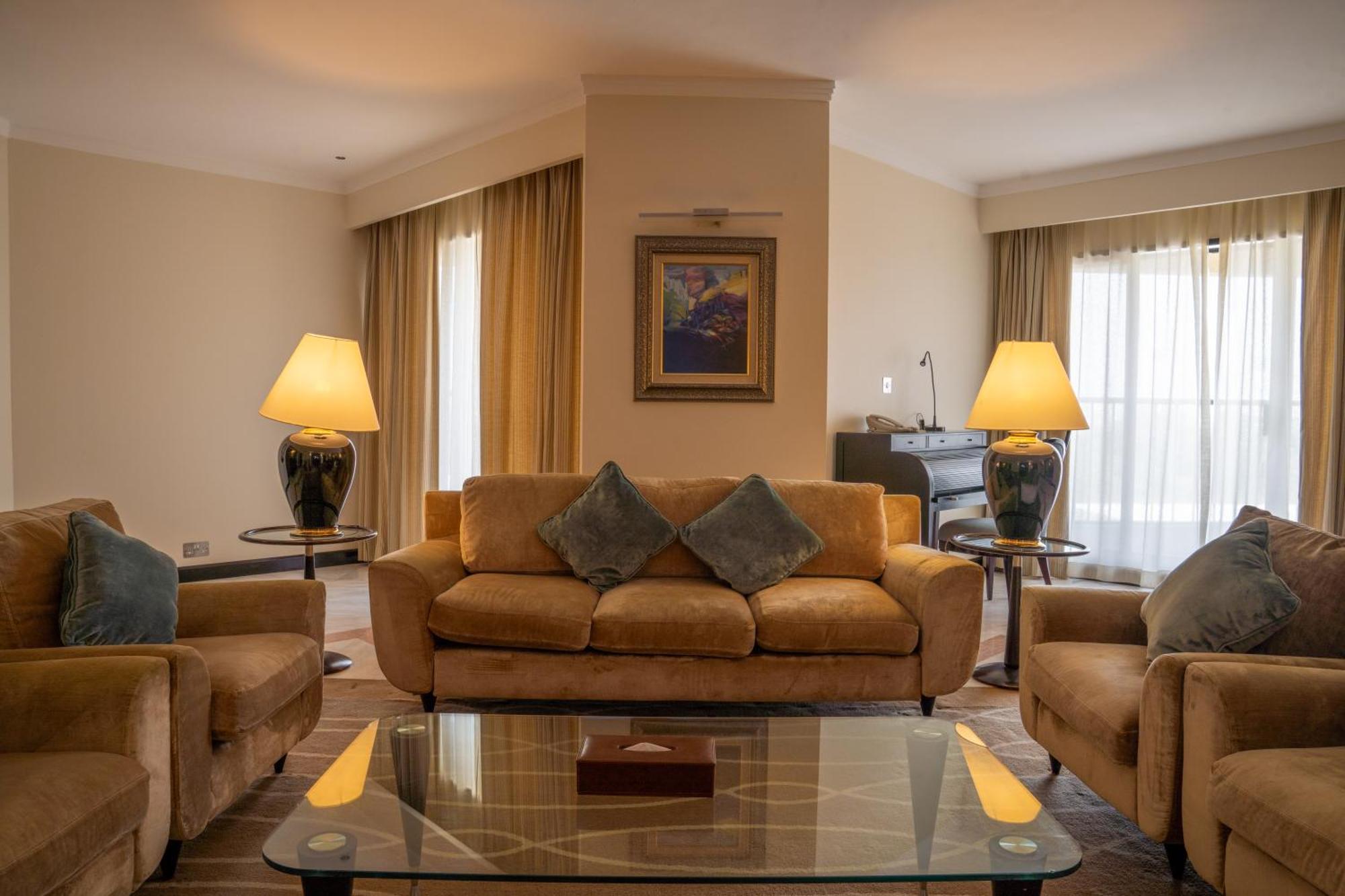 Danat Al Ain Resort Exterior foto A living room in a suite at the hotel