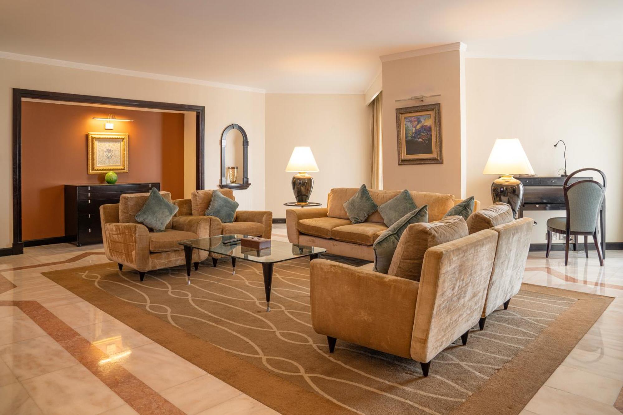 Danat Al Ain Resort Exterior foto A living room in a suite at the Jumeirah Emirates Towers Hotel