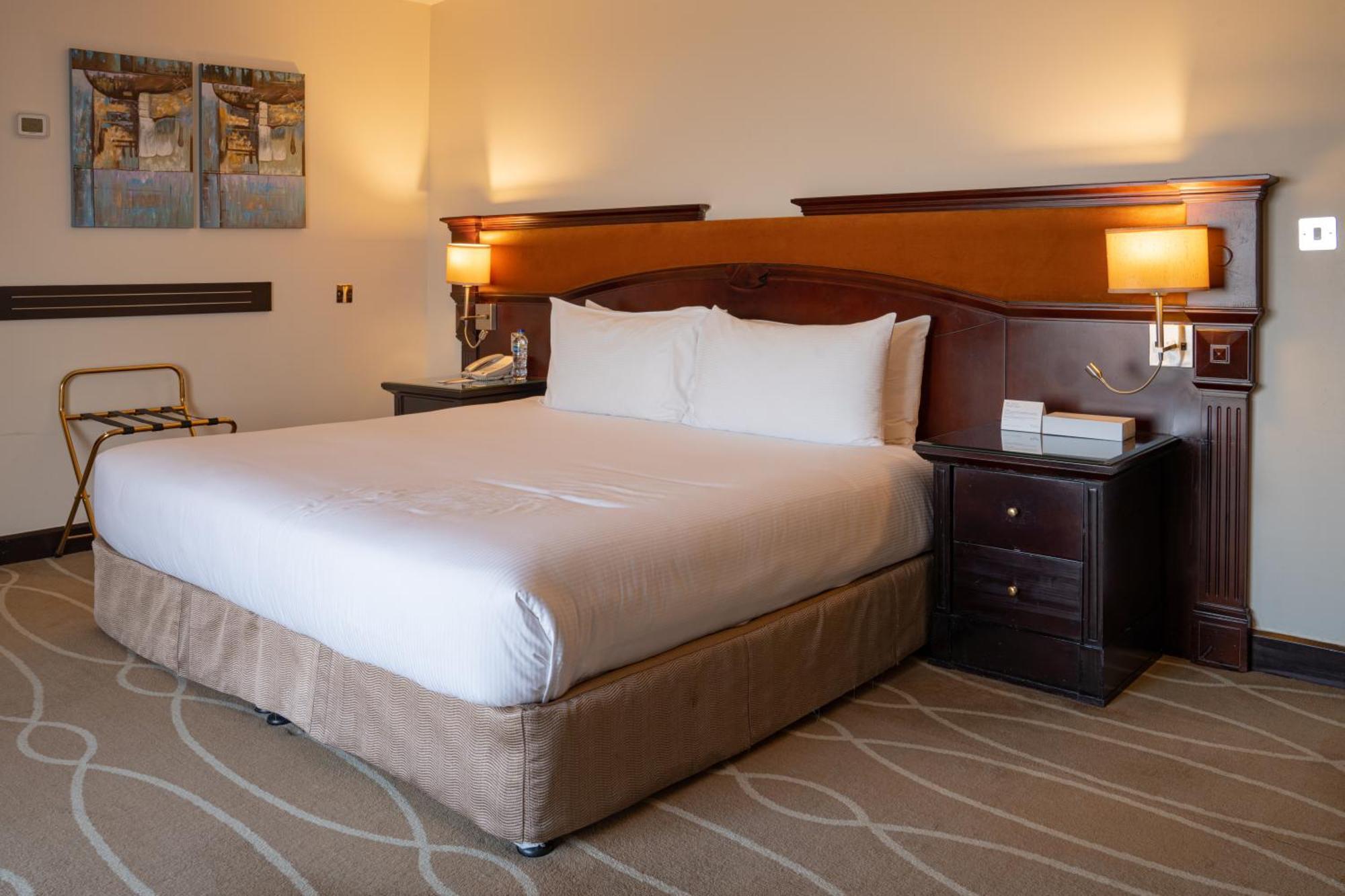 Danat Al Ain Resort Exterior foto A bedroom at the hotel