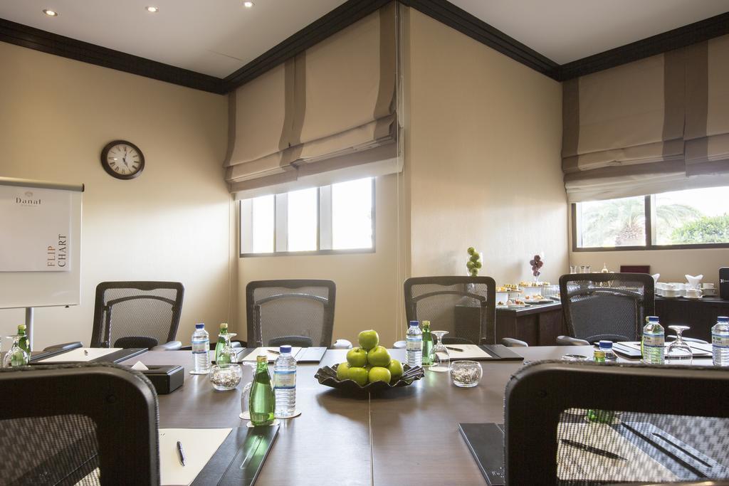 Danat Al Ain Resort Exterior foto Meeting room at the hotel