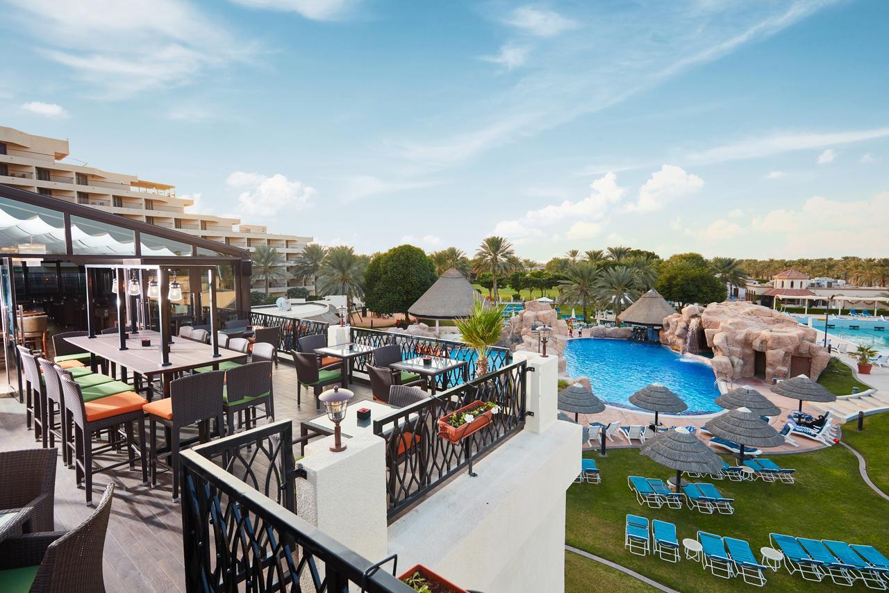 Danat Al Ain Resort Exterior foto The swimming pool at the resort