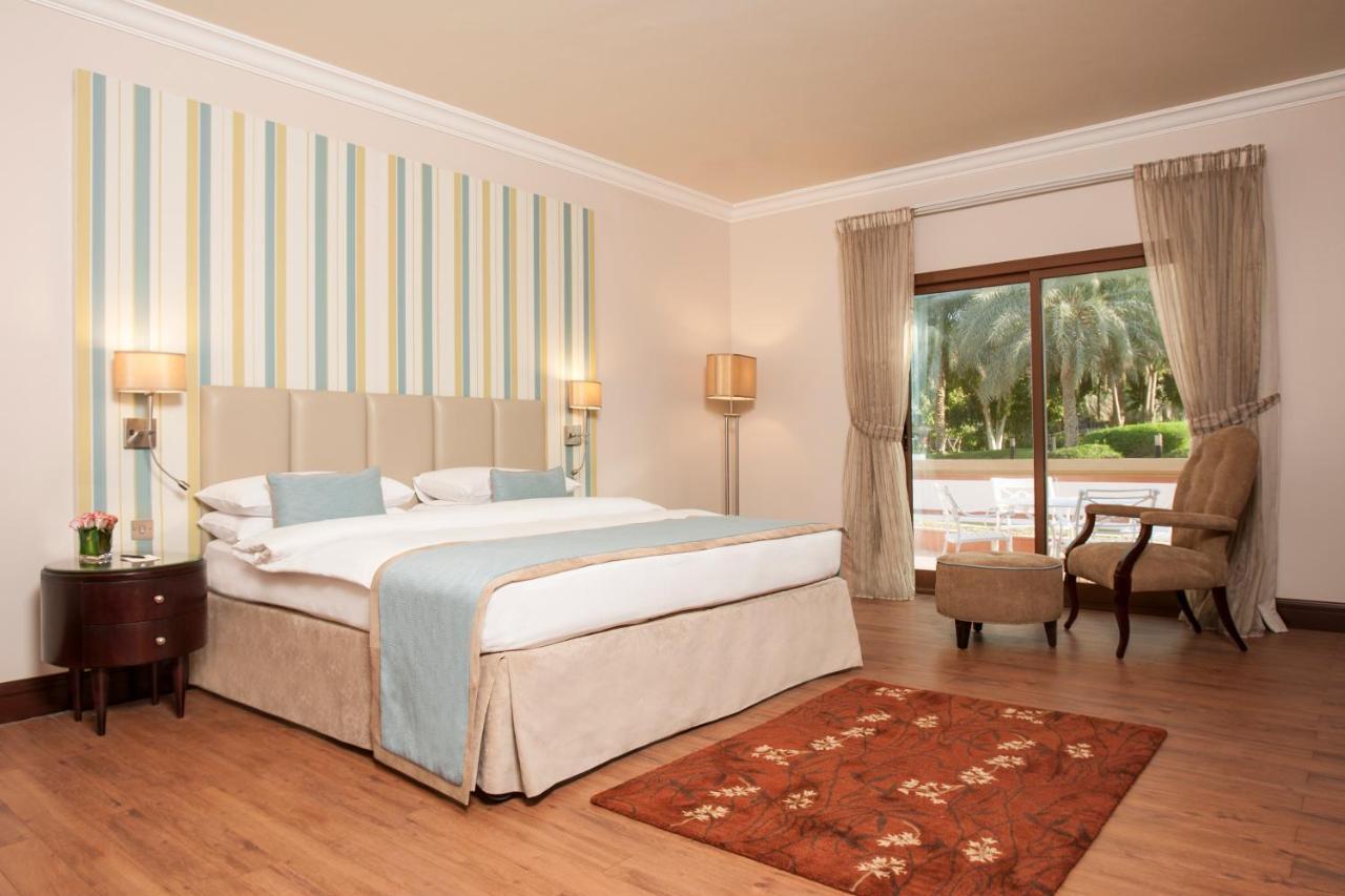 Danat Al Ain Resort Exterior foto A bedroom at the hotel